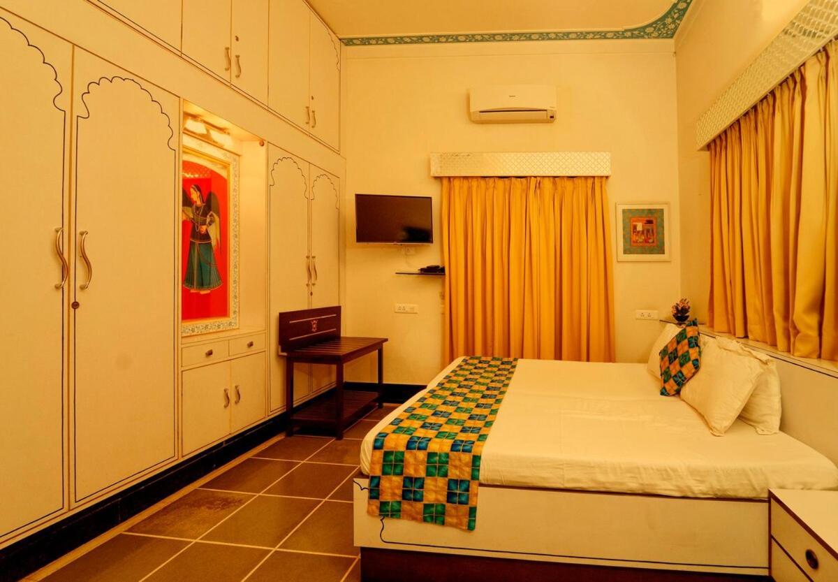 Santosh Villa - The House Of Antiques And Art Udaipur Exterior photo