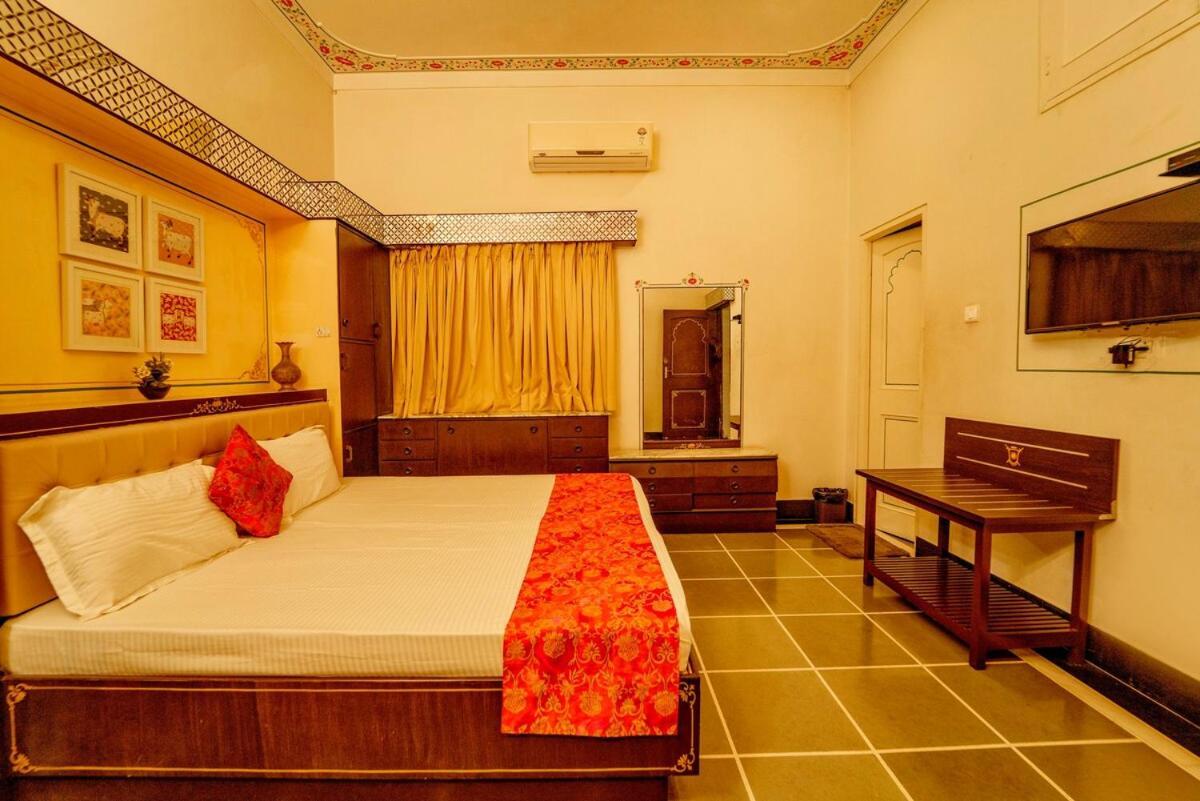 Santosh Villa - The House Of Antiques And Art Udaipur Exterior photo
